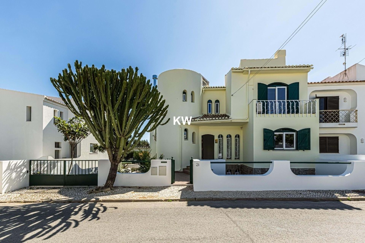 5 bed Villa in Portimão, Western Algarve