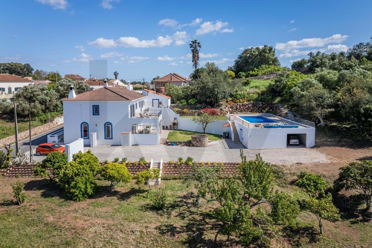 5 bed Villa in São Bartolomeu de Messines, Silves, Western Algarve