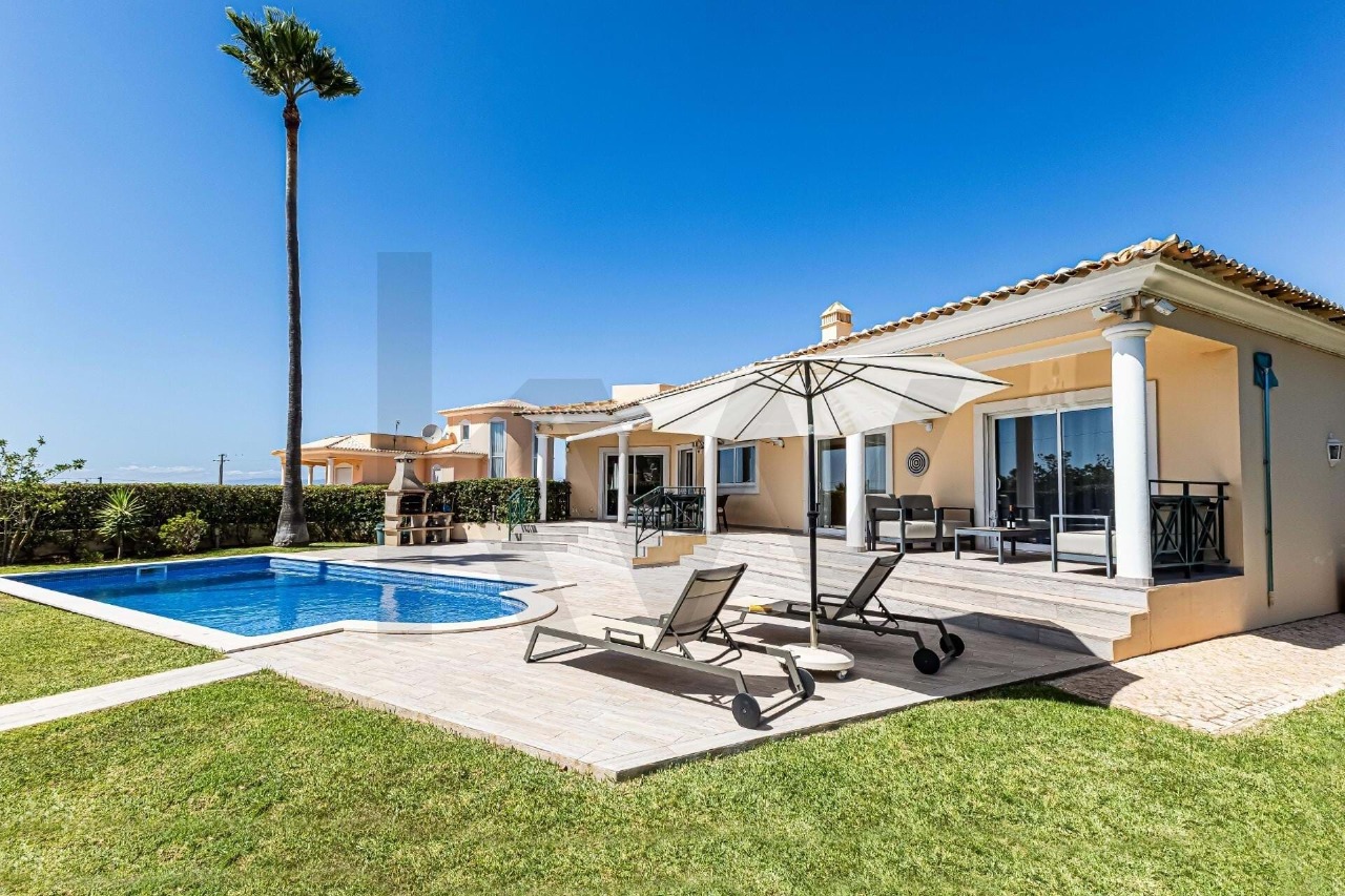 5 bed Villa in Algoz, Silves, Western Algarve
