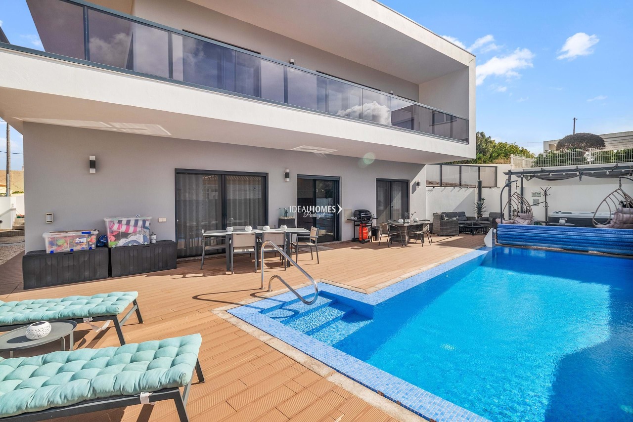 4 bed Villa in Portimão, Western Algarve