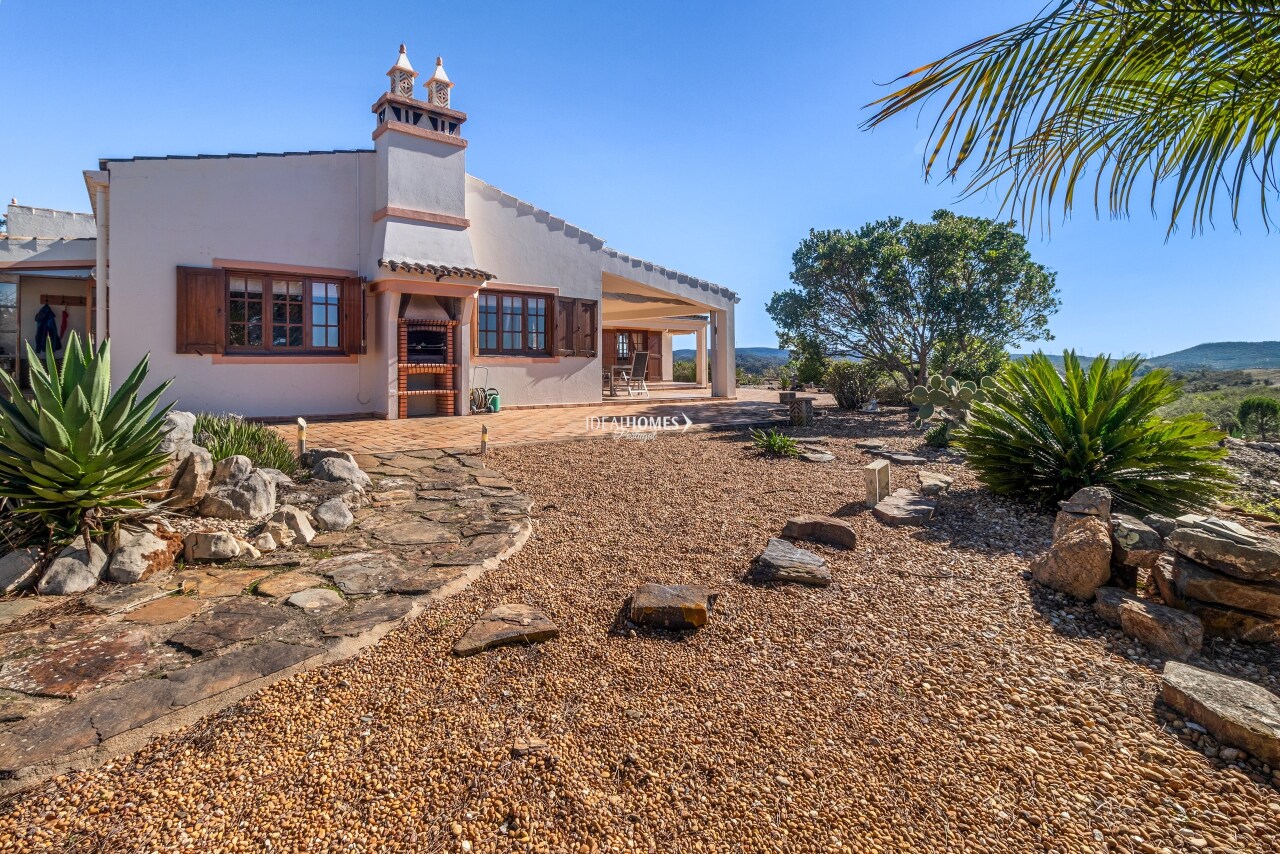 3 bed Villa in São Bartolomeu de Messines, Silves, Western Algarve