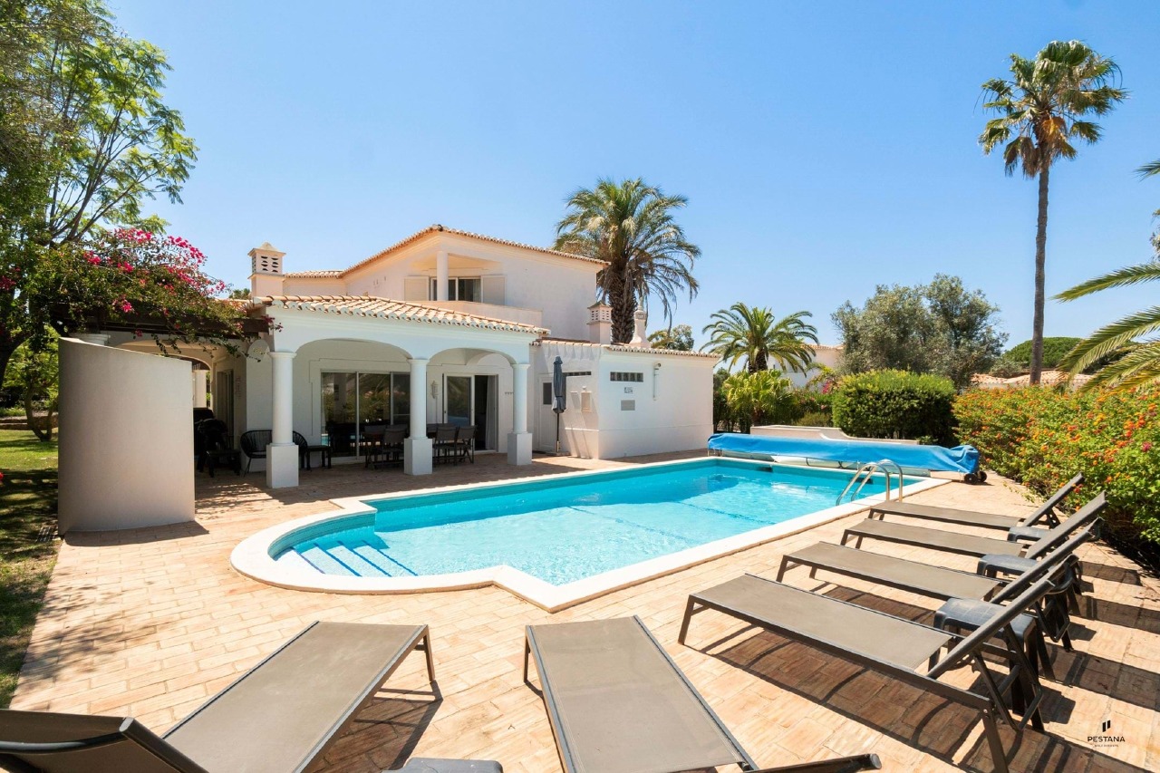 3 bed Villa in Carvoeiro, Lagoa, Western Algarve