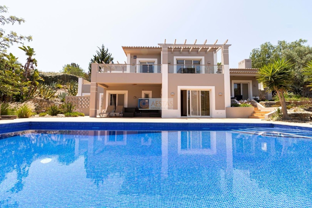 3 bed Villa in Carvoeiro, Lagoa, Western Algarve
