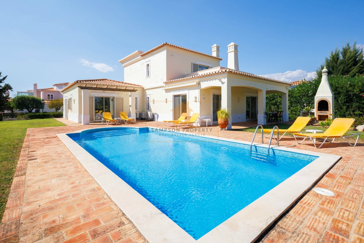 3 bed Villa in Lagoa, Western Algarve