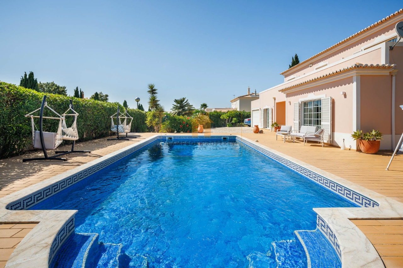 4 bed Villa in Lagoa, Western Algarve