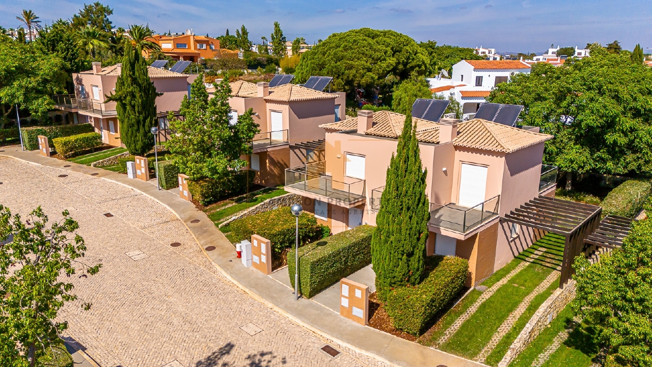 3 bed Villa in Lagoa, Western Algarve