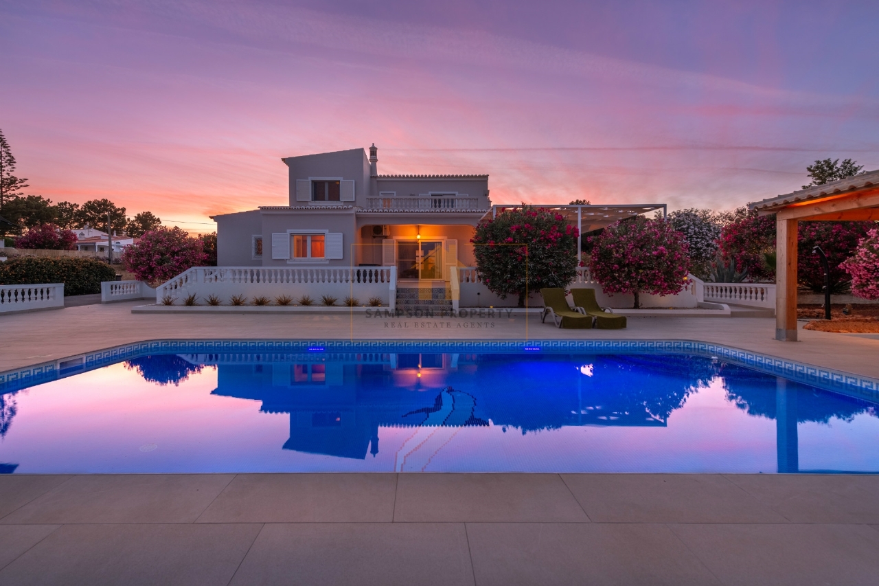 4 bed Villa in Lagoa, Western Algarve