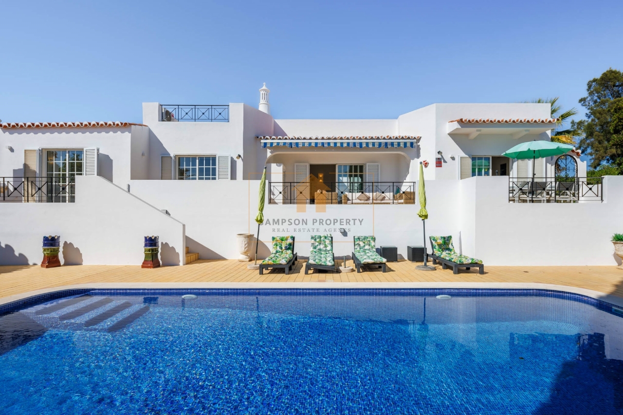 3 bed Villa in Lagoa, Western Algarve