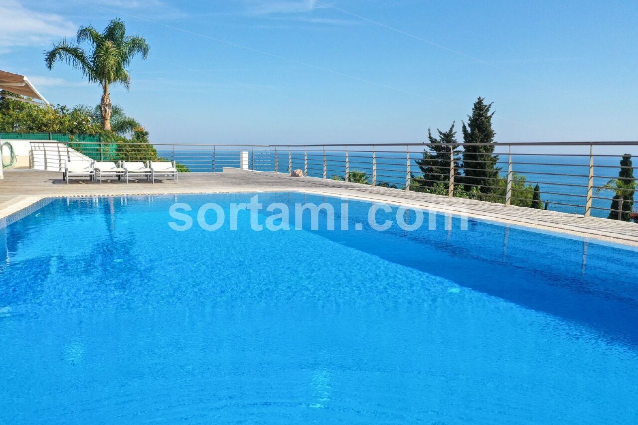 4 bed Villa in Albufeira, Central Algarve