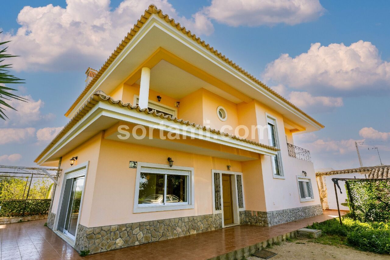 4 bed Villa in Faro, Central Algarve