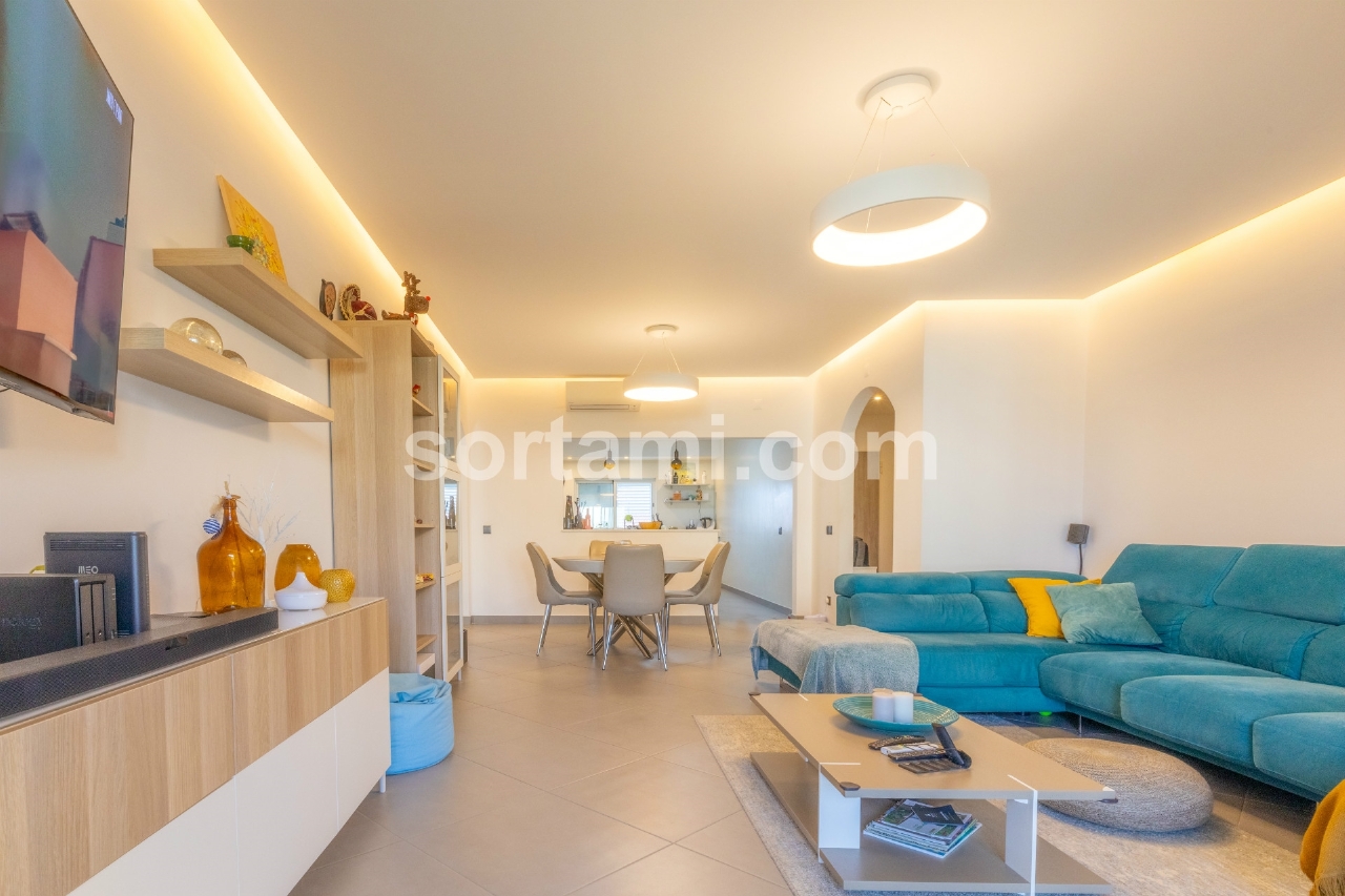 3 bed Apartment in Loulé, Central Algarve