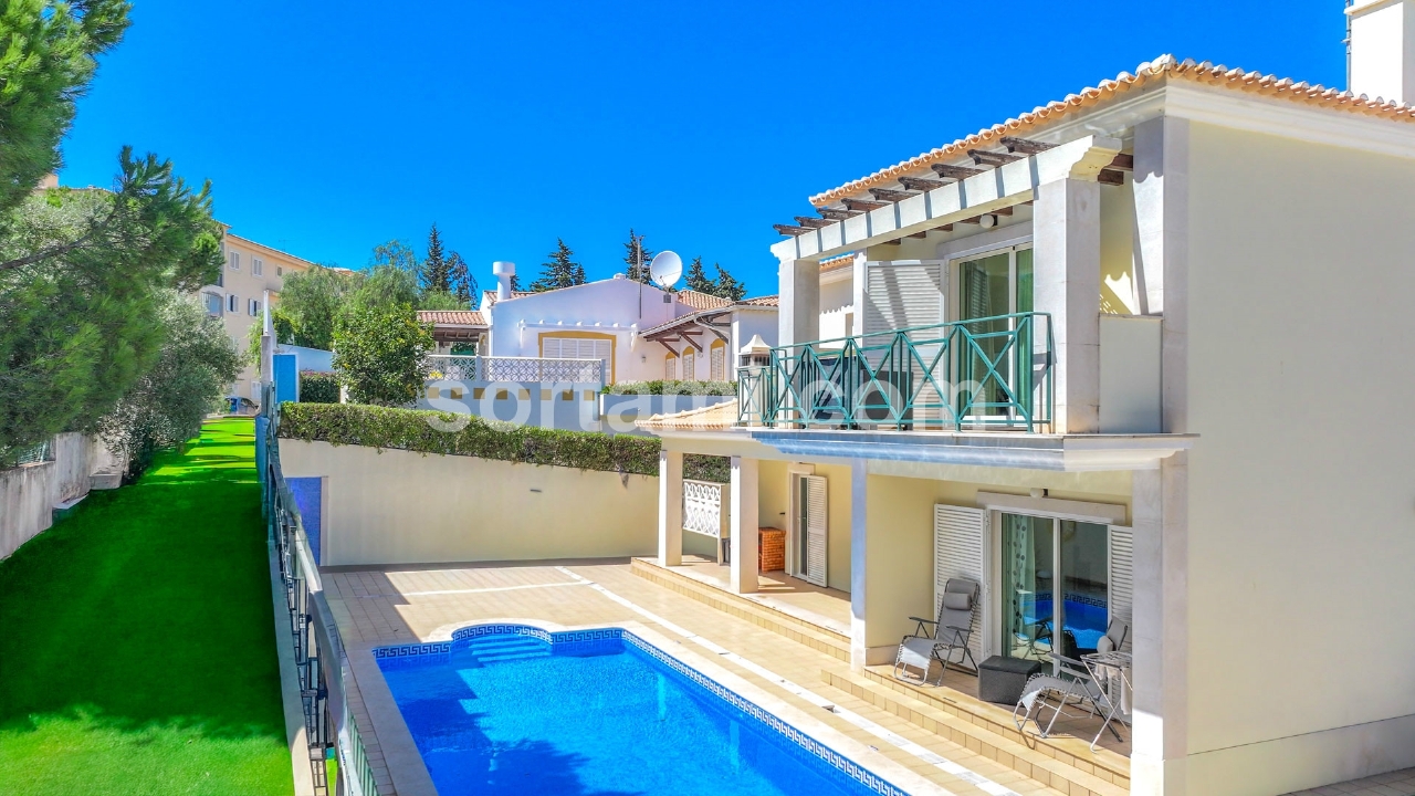 5 bed Villa in Albufeira, Central Algarve