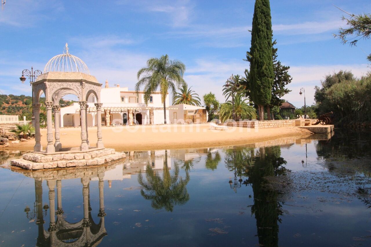 3 bed Villa in Lagoa, Western Algarve