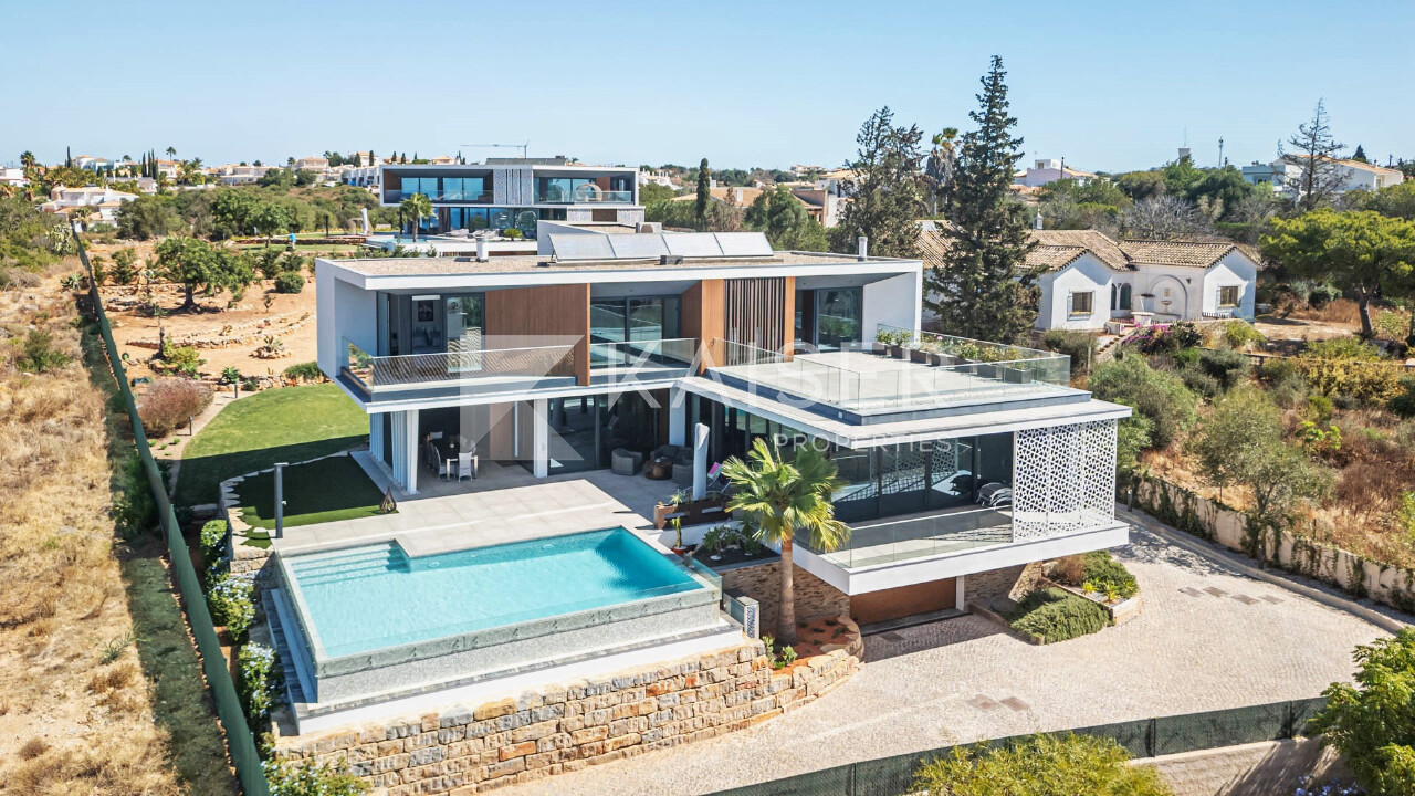 4 bed Villa in Albufeira, Central Algarve