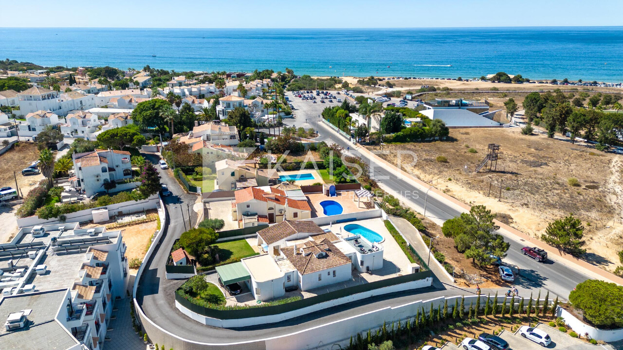 4 bed Villa in Albufeira, Central Algarve