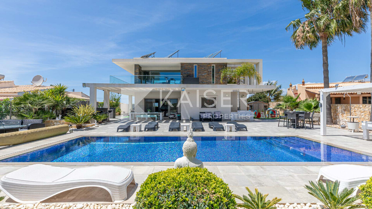4 bed Villa in Albufeira, Central Algarve