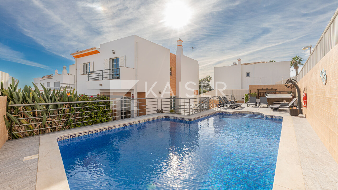 4 bed Villa in Albufeira, Central Algarve