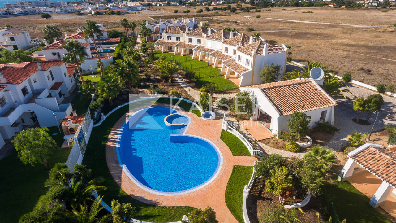2 bed Villa in Albufeira, Central Algarve