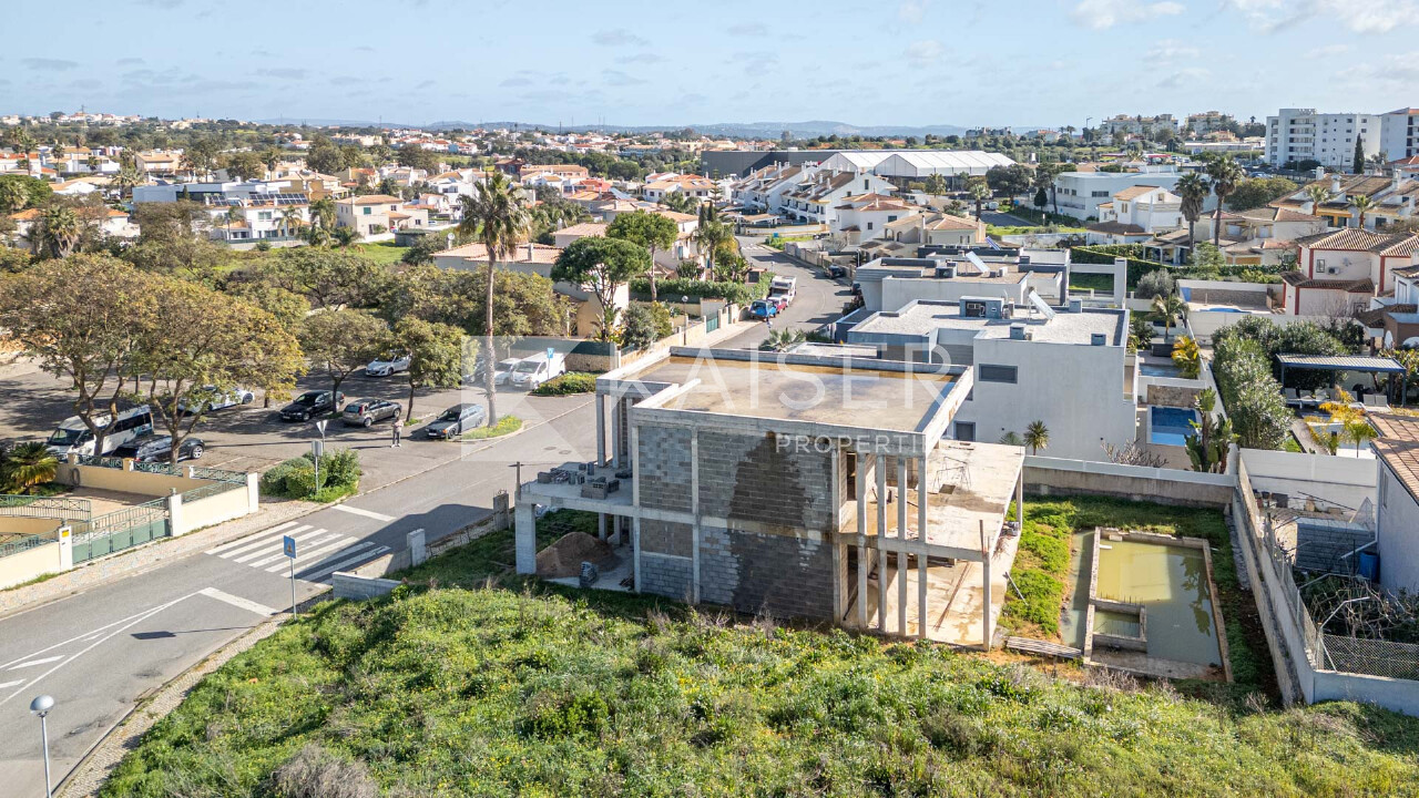 4 bed Villa in Albufeira, Central Algarve