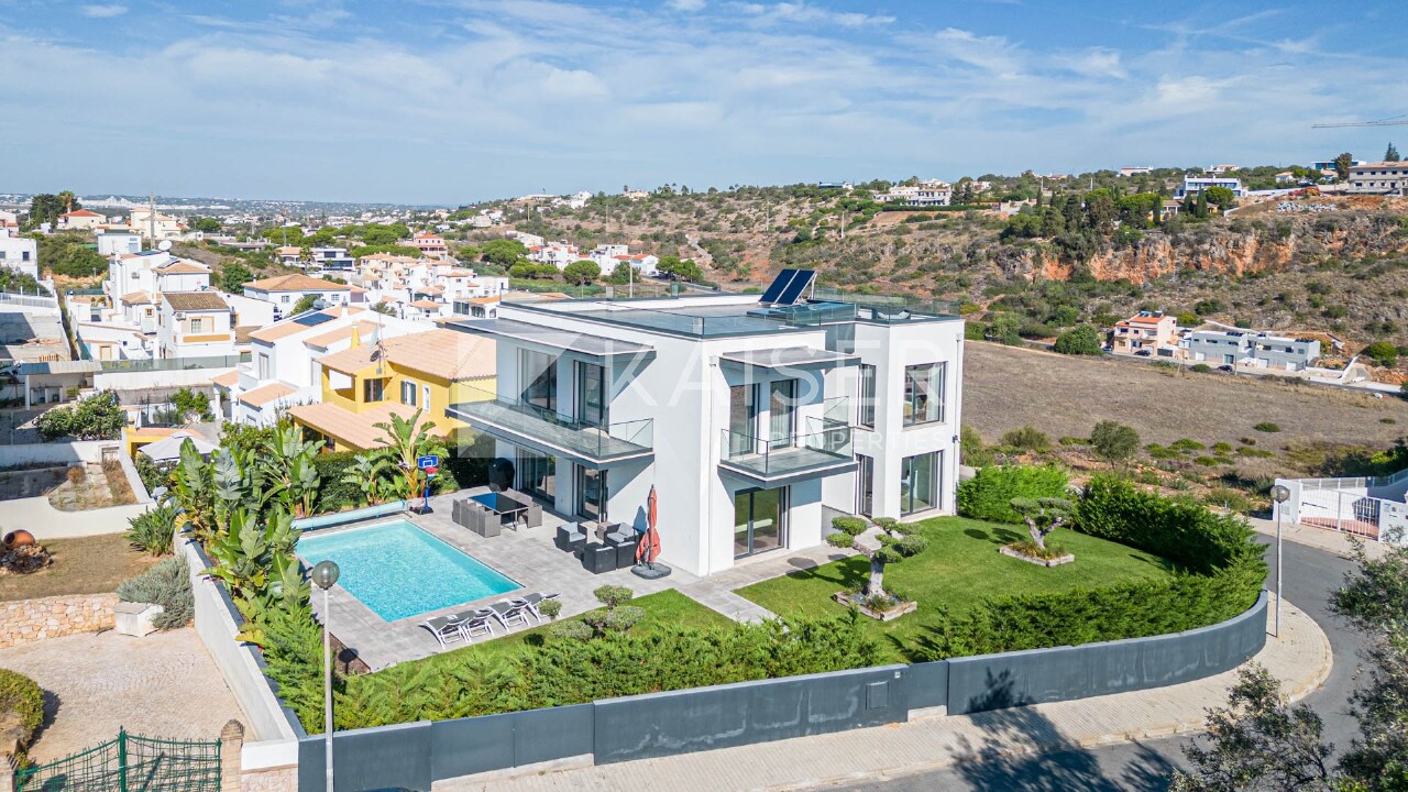 5 bed Villa in Albufeira, Central Algarve