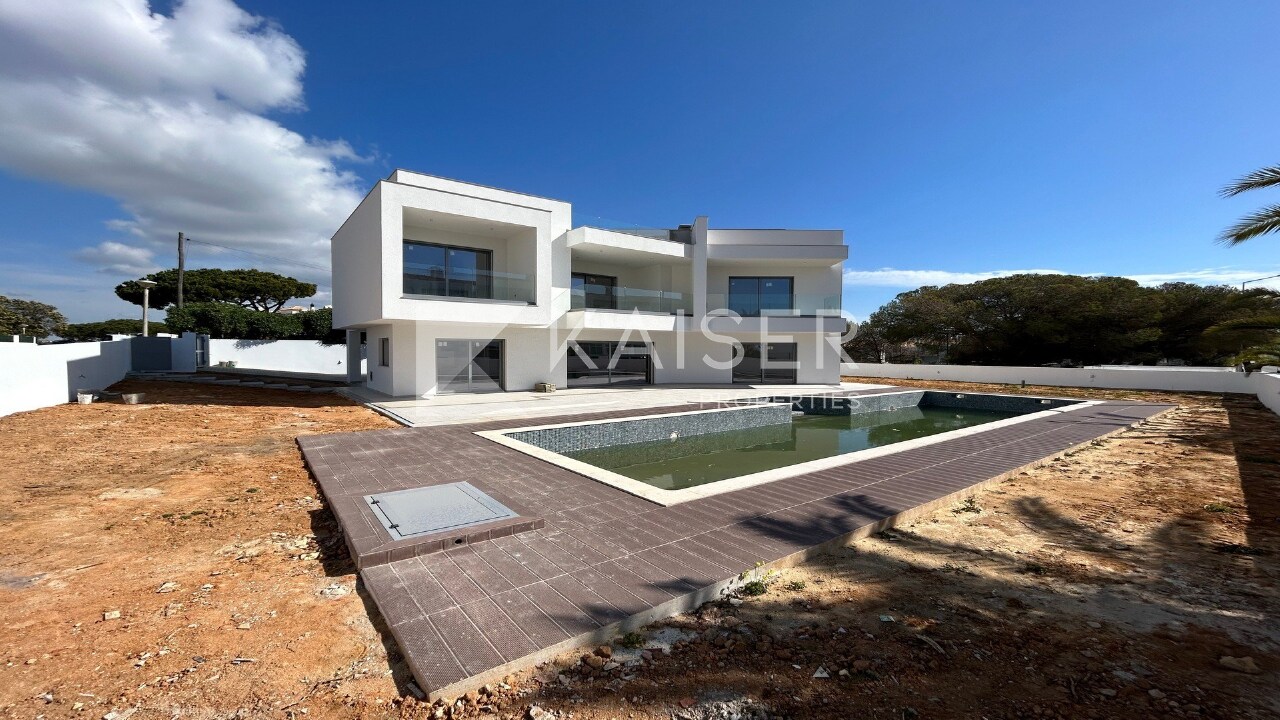 4 bed Villa in Albufeira, Central Algarve