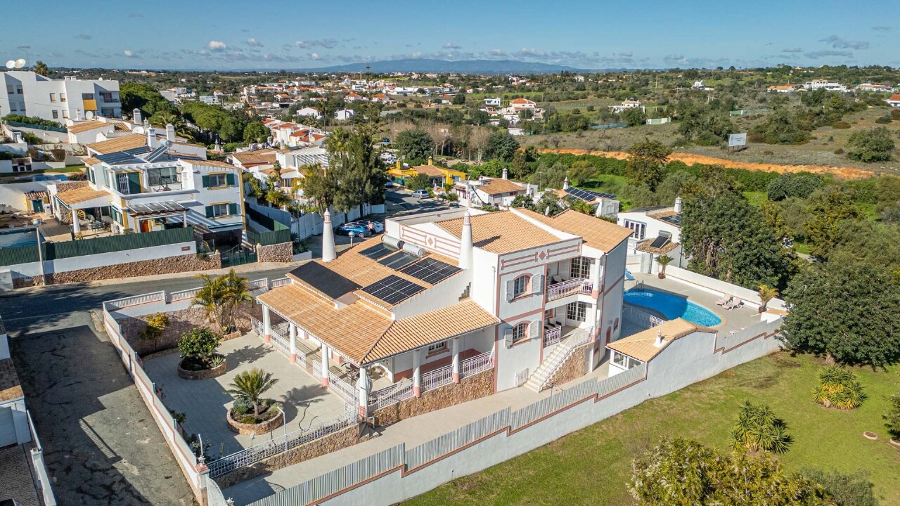 5 bed Villa in Guia, Albufeira, Central Algarve