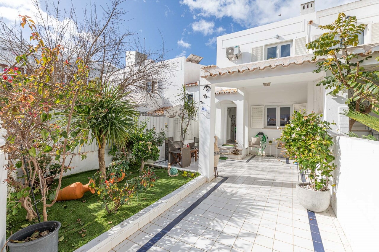 2 bed Villa in Albufeira, Central Algarve