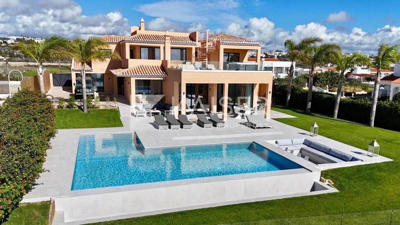 5 bed Villa in Albufeira, Central Algarve