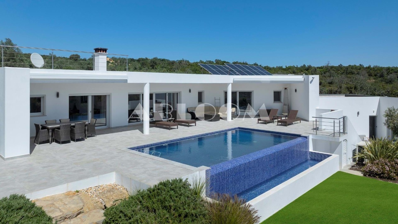 4 bed Villa in Loulé, Central Algarve