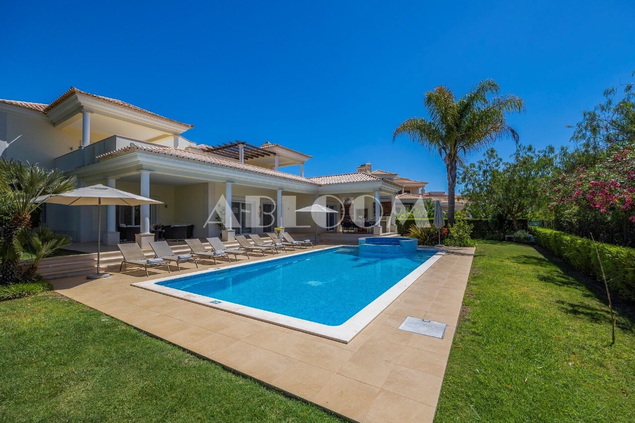 5 bed Villa in Quarteira, Loulé, Central Algarve