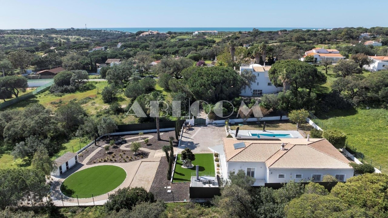 4 bed Villa in Almancil, Loulé, Central Algarve