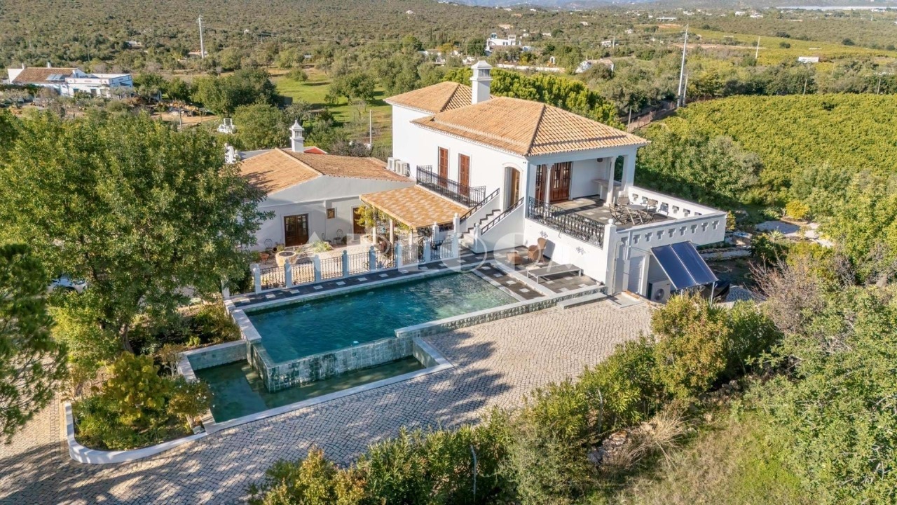 4 bed Villa in Moncarapacho, Olhão, Eastern Algarve