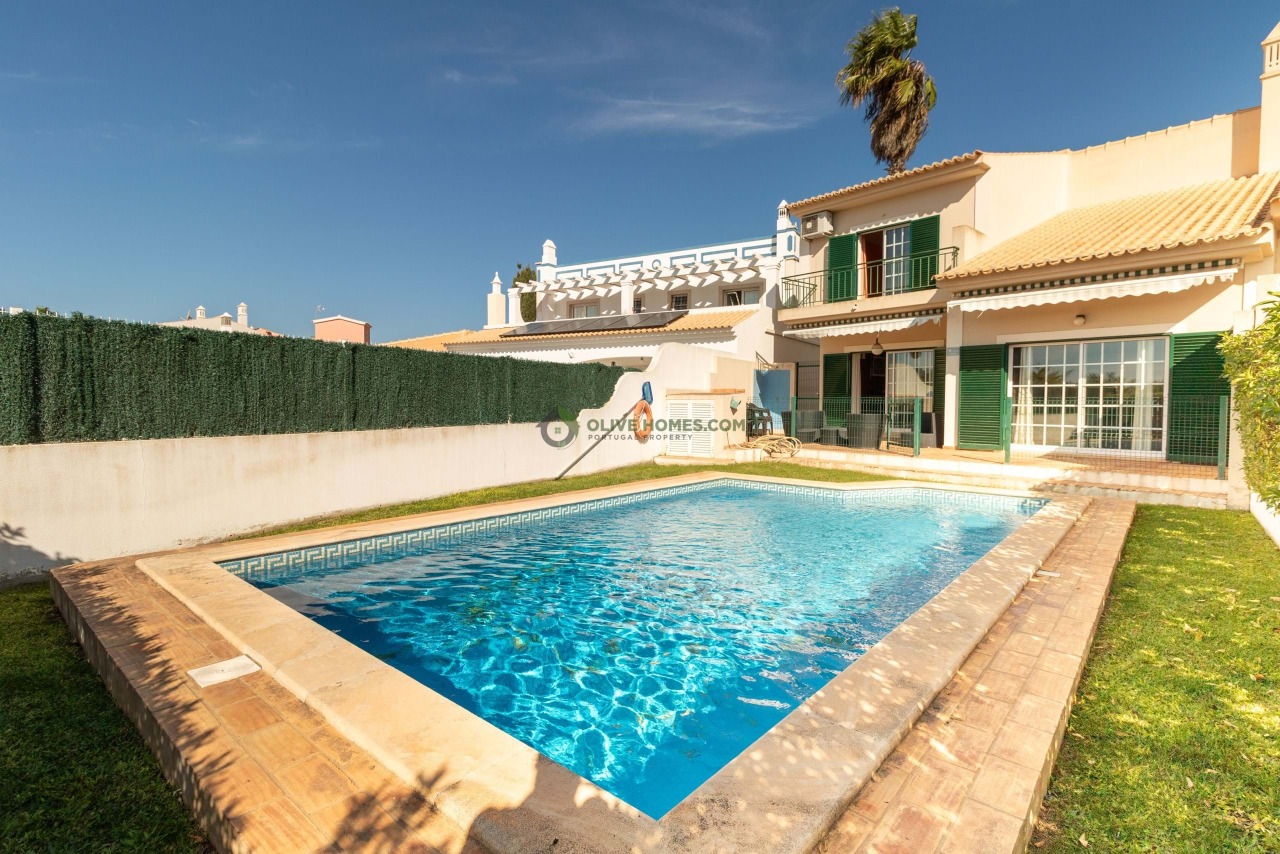 3 bed Villa in Quarteira, Loulé, Central Algarve