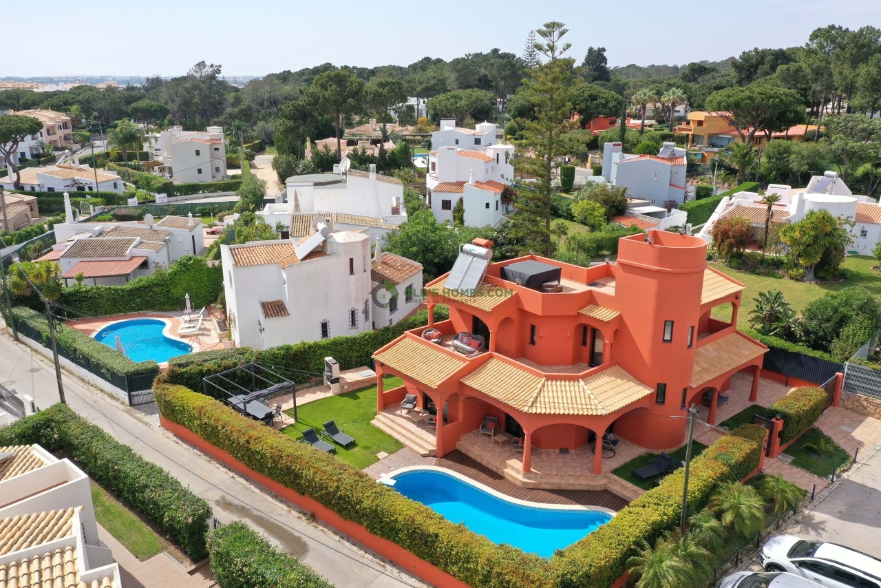 4 bed Villa in Quarteira, Loulé, Central Algarve