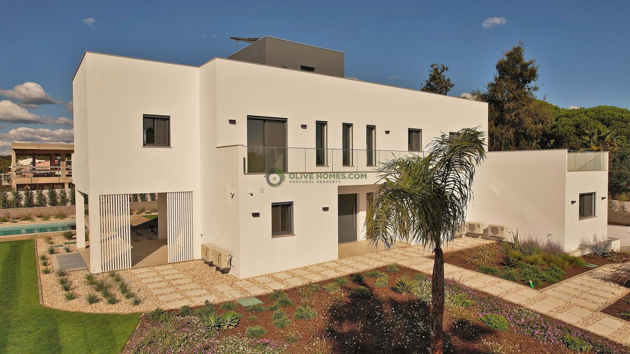 5 bed Villa in Quarteira, Loulé, Central Algarve