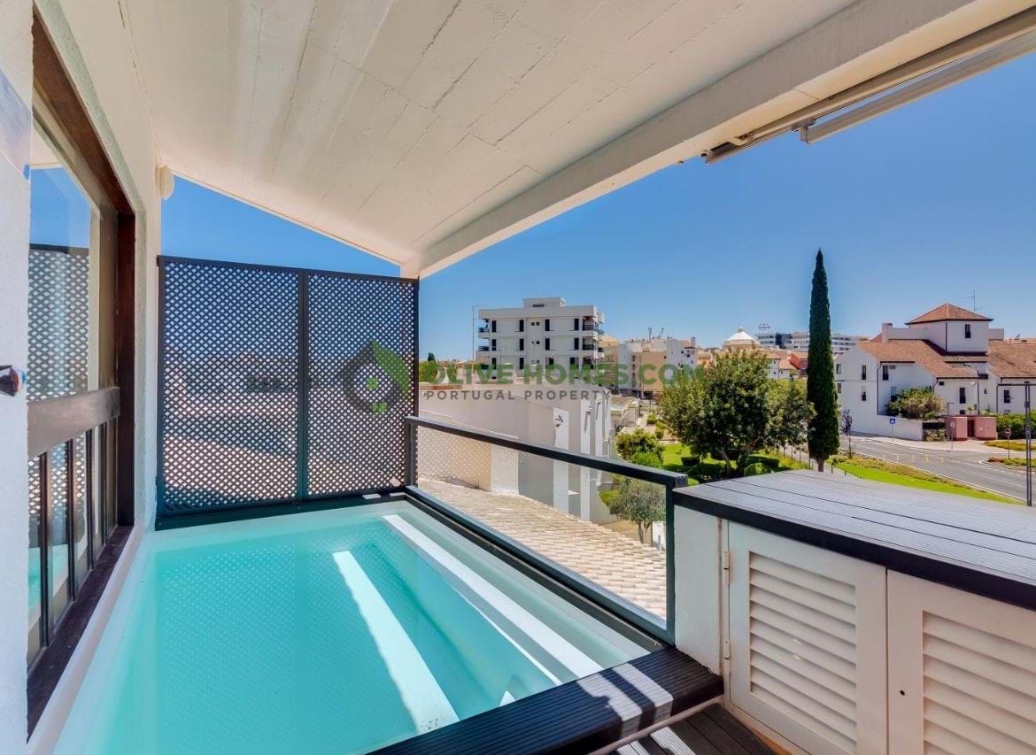 3 bed Apartment in Quarteira, Loulé, Central Algarve