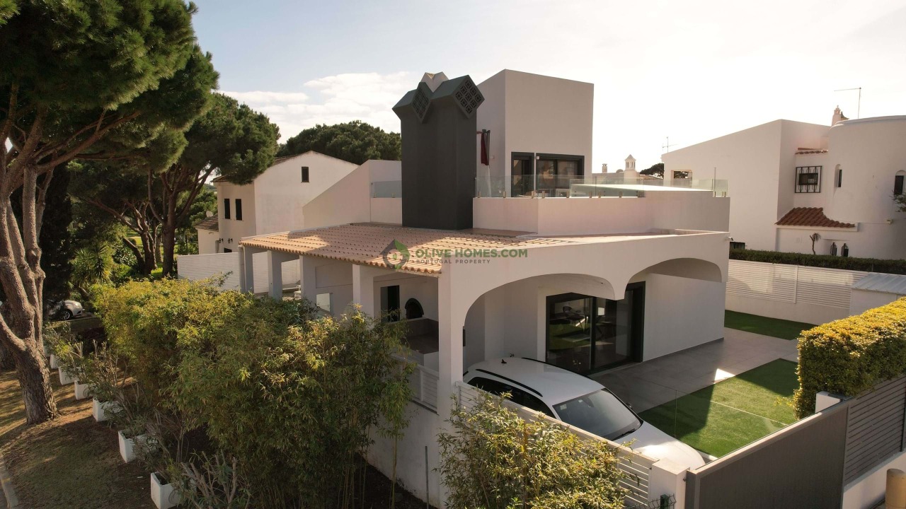 4 bed Villa in Quarteira, Loulé, Central Algarve