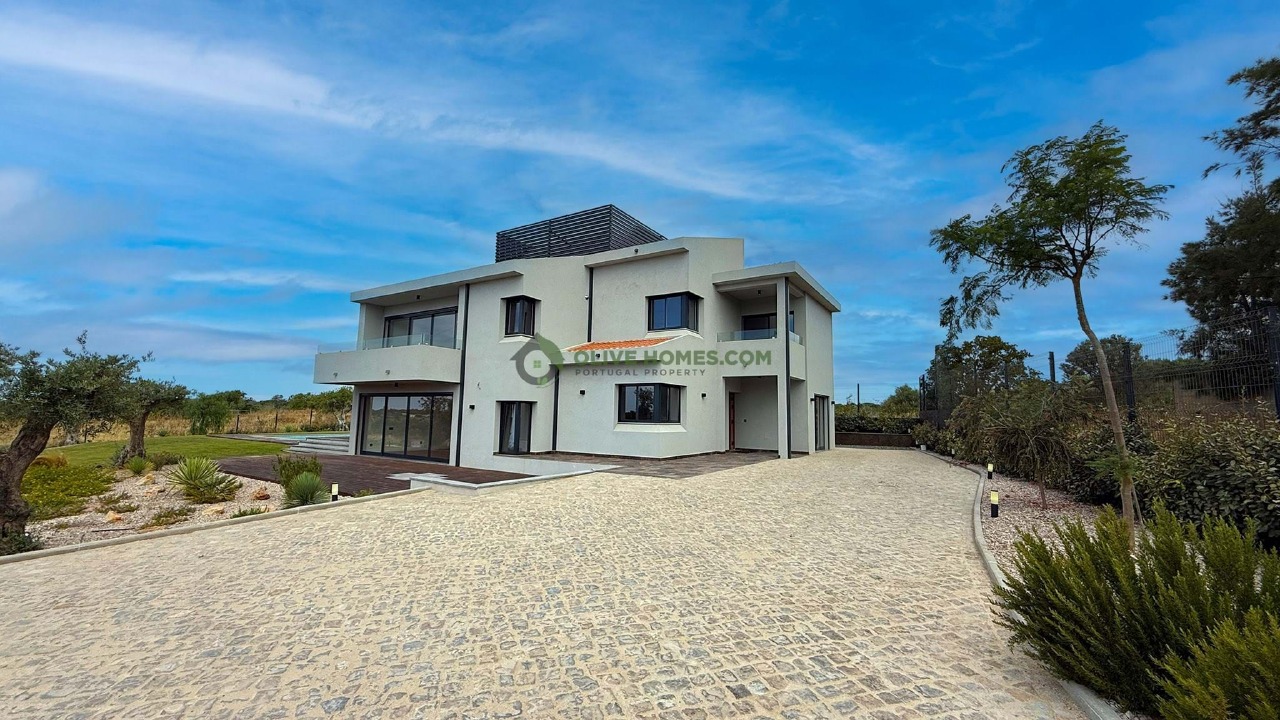 7 bed Villa in Quarteira, Loulé, Central Algarve