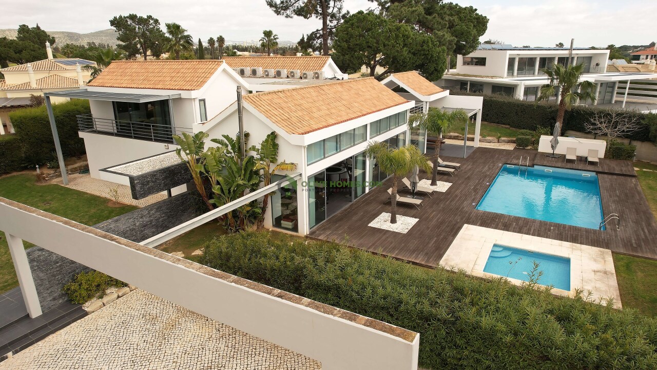 5 bed Villa in Quarteira, Loulé, Central Algarve