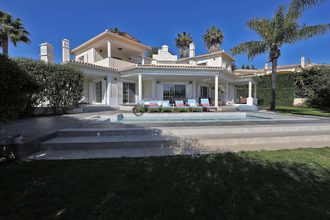 4 bed Villa in Quarteira, Loulé, Central Algarve