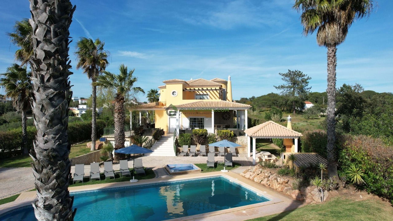 8 bed Villa in Almancil, Loulé, Central Algarve