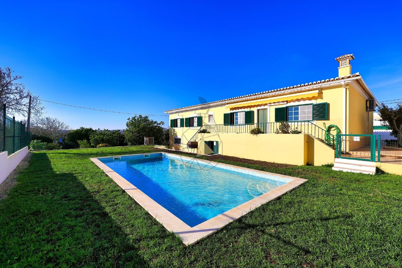 4 bed Villa in Alvor, Portimão, Western Algarve