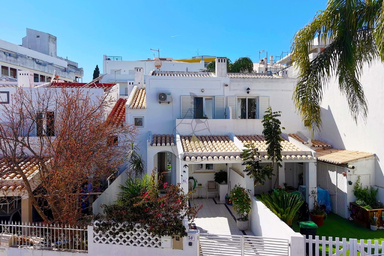 2 bed Villa in Albufeira, Central Algarve