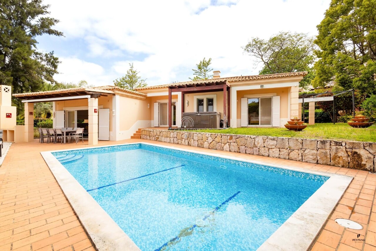 4 bed Villa in Estômbar, Lagoa, Western Algarve