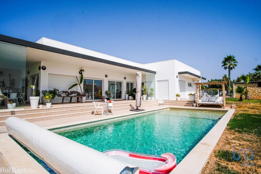 4 bed Villa in Portimão, Western Algarve
