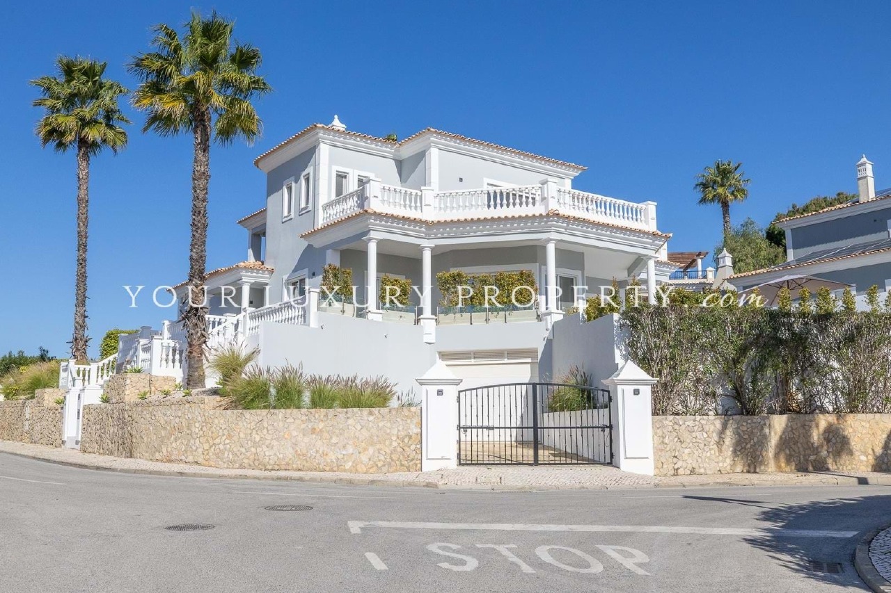 5 bed Villa in Almancil, Loulé, Central Algarve