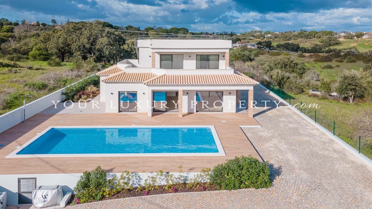 4 bed Villa in Carvoeiro, Lagoa, Western Algarve