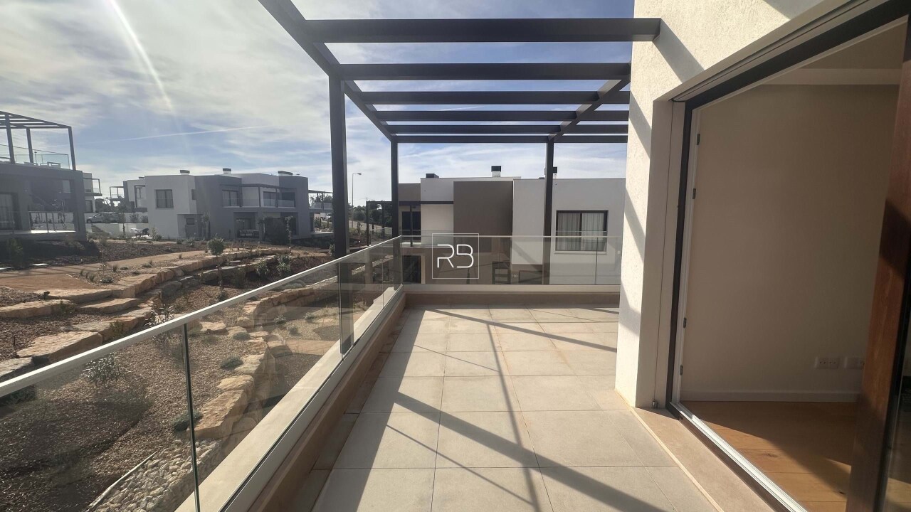 3 bed Apartment in Carvoeiro, Lagoa, Western Algarve