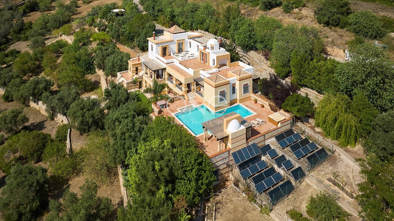 5 bed Villa in Loulé, Central Algarve