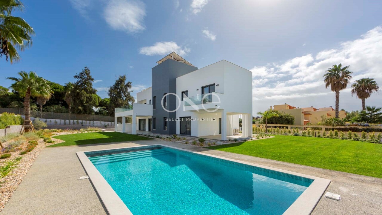 4 bed Villa in Quarteira, Loulé, Central Algarve